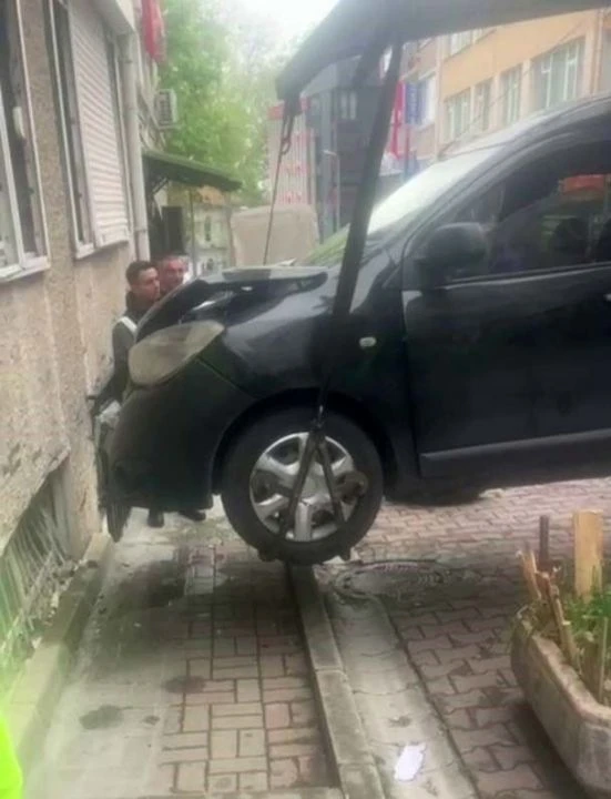 Beşiktaş'ta yine faciadan dönüldü! Aynı eve 3. kez araç daldı