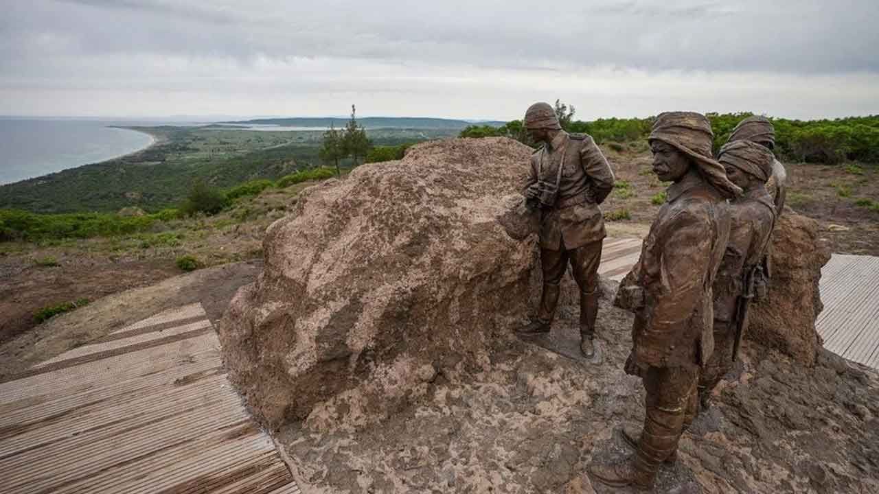 Çanakkale Kara Savaşları’nın 109. yılı! Atatürk’ün simge fotoğrafının heykeli yapıldı