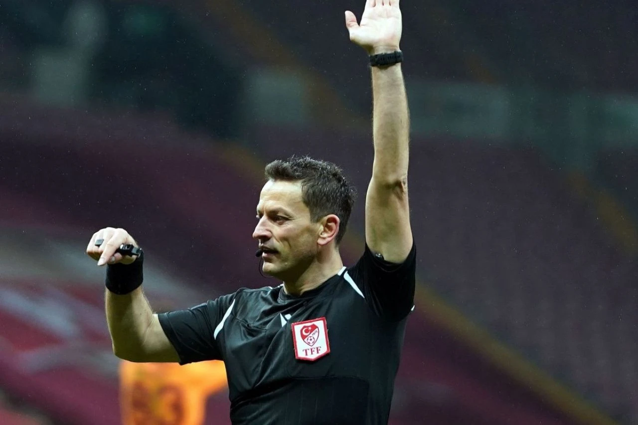 Fenerbahçe-Beşiktaş derbisinin hakemi Volkan Bayarslan'ın karnesi