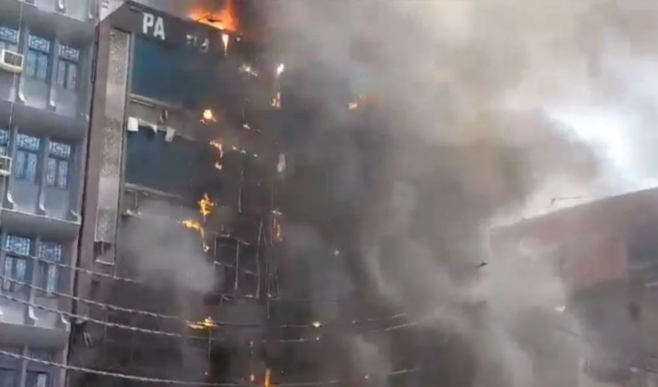 Hindistan'daki otel yangınında can pazarı: Çok sayıda kişi hayatını kaybetti - 1. Resim