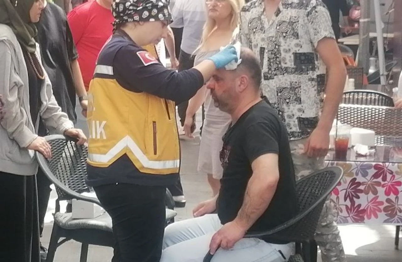 Kebapçı, çaycıya döner çatalıyla saldırdı! O anlar kameraya yansıdı