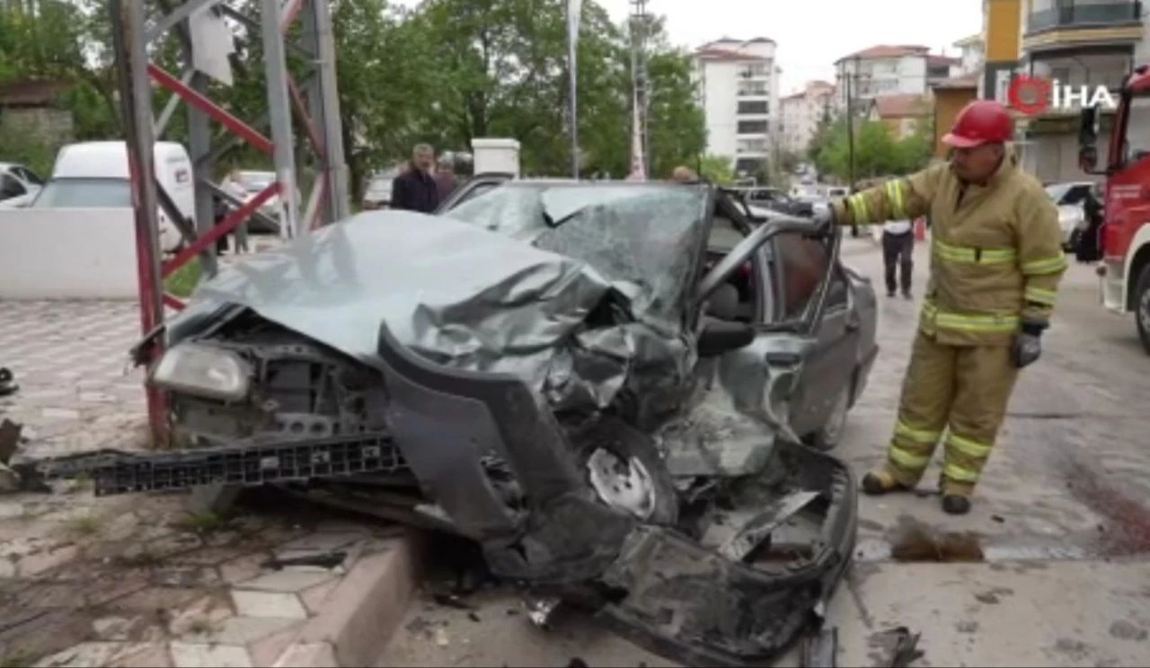 Otomobil ile cip kafa kafaya girdi! Baba öldü, kızı ağır yaralı