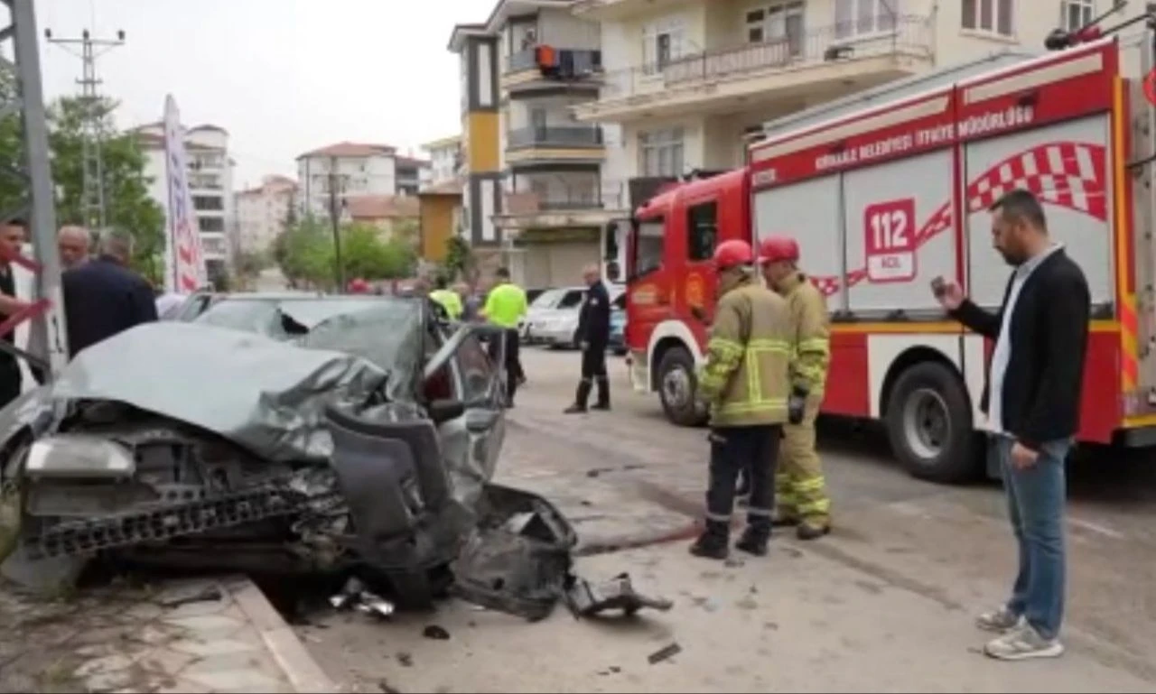Otomobil ile cip kafa kafaya girdi! Baba öldü, kızı ağır yaralı
