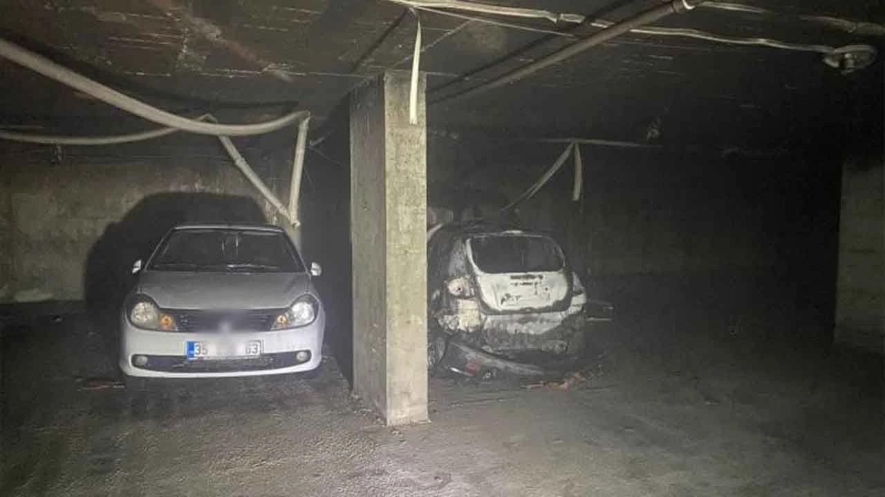 Otoparkta otomobil yandı, 52 dairelik bina tahliye edildi - 1. Resim