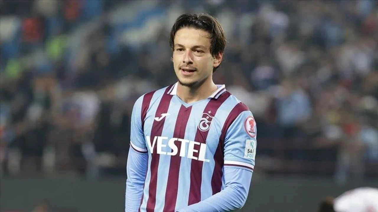 Trabzonspor futbolcusu Enis Destan kural dışı hareket nedeniyle PFDK'ya sevk edildi - 1. Resim