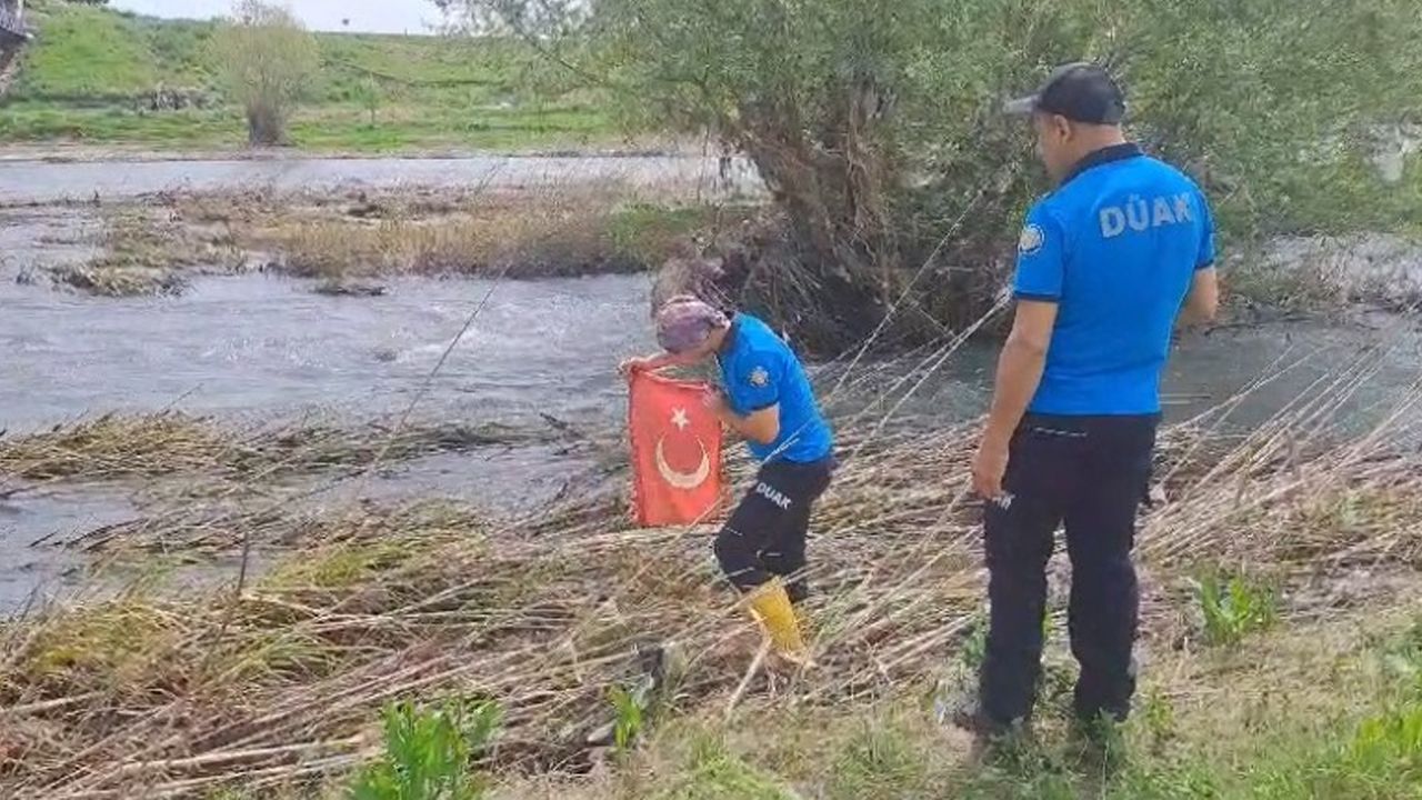 Arama kurtarma ekibinin ‘Türk bayrağı’ hassasiyeti!