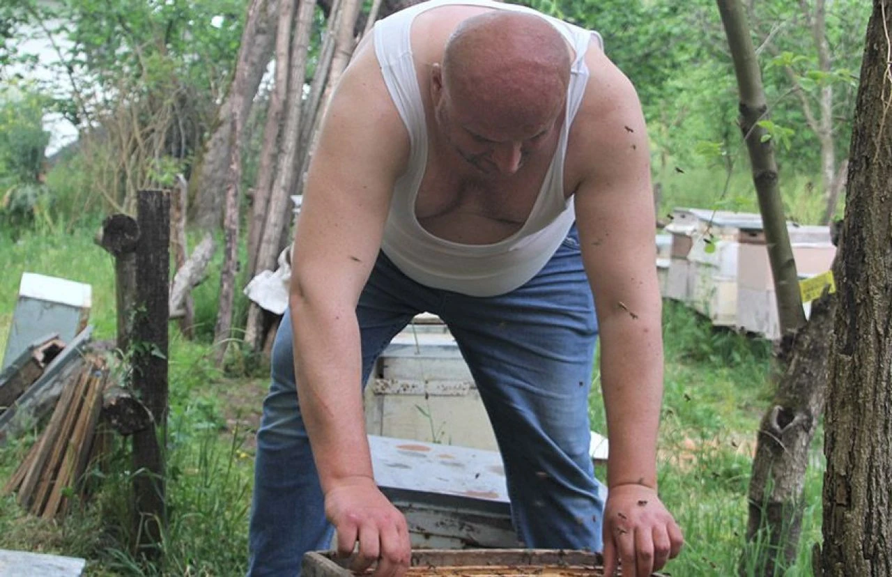 Arıcı saat vererek herkesi uyardı: Bu iş asla şakaya gelmez! Kesinlikle soyunmayın - 1. Resim