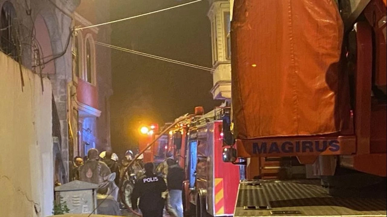 Fatih’te 4 katlı binada korkutan yangın: 2 kişi yaralandı