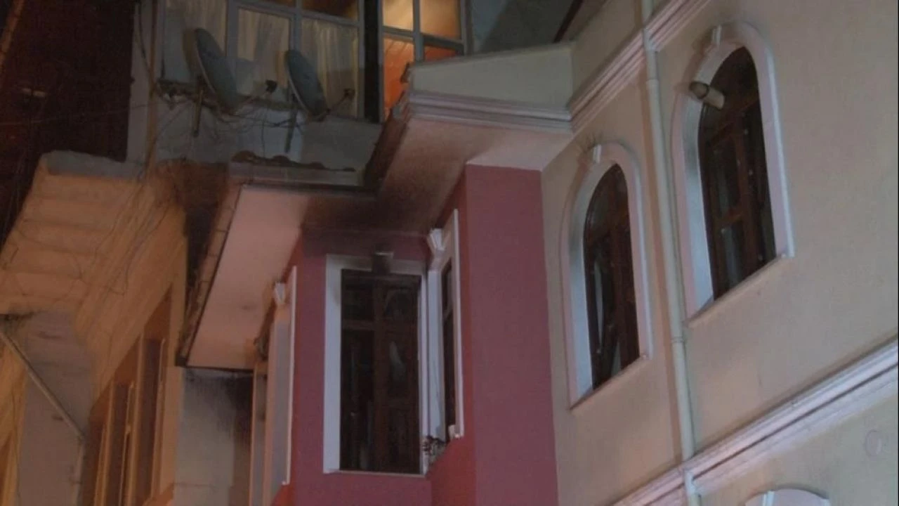Fatih’te 4 katlı binada korkutan yangın: 2 kişi yaralandı