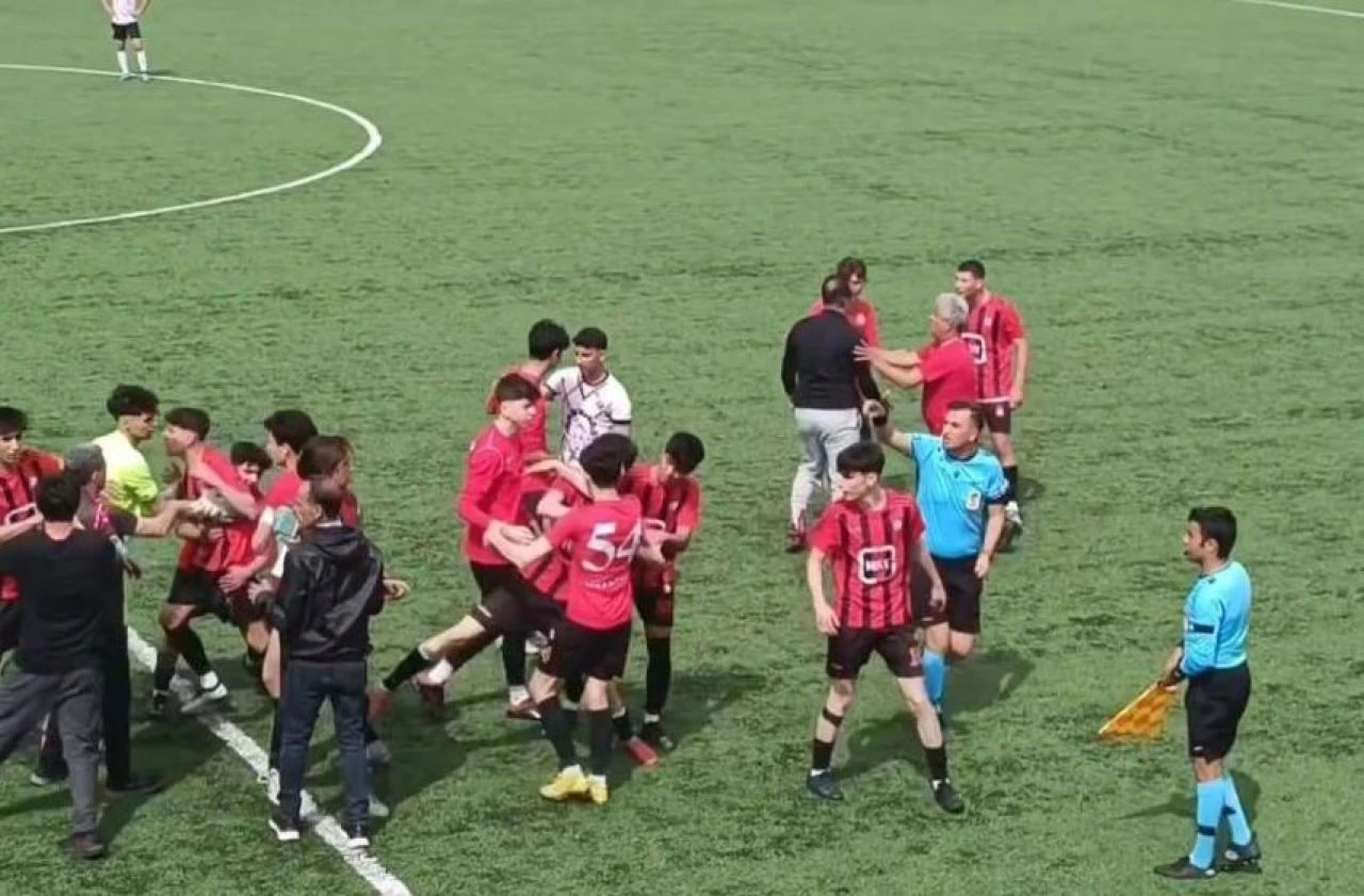 Gençlerin maçında saha bir anda karıştı!  - 1. Resim