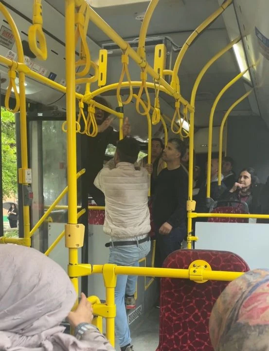 İETT otobüsünde yanına kimseyi oturtmadı! Tekme tokat saldırdı - 1. Resim
