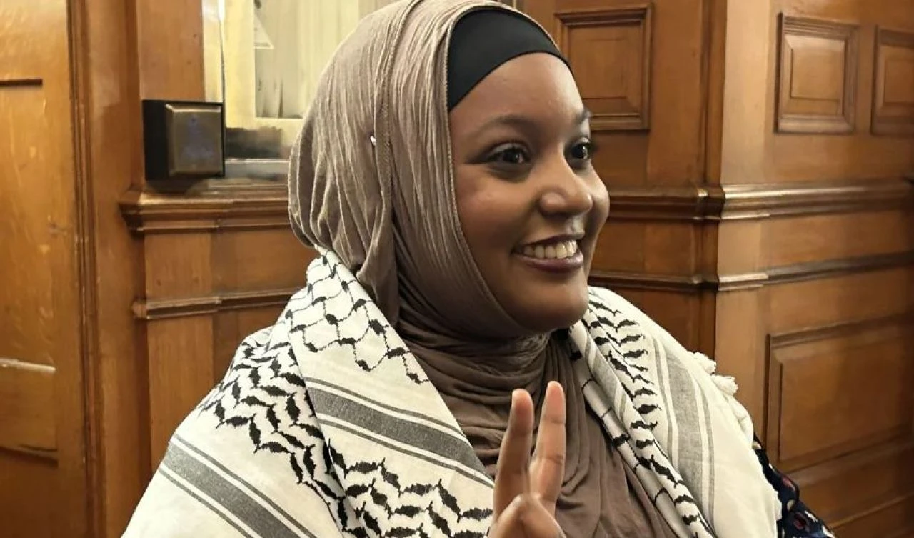 Mecliste kefiye skandalı: Parlamentodan kovdular - 1. Resim