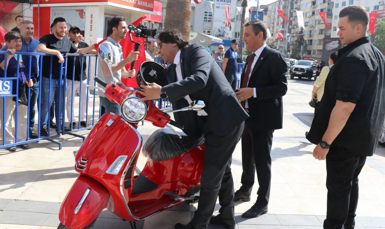 Özgür Özel sözünü tuttu: Belediyeye kırmızı motosiklet ile geldi - 2. Resim