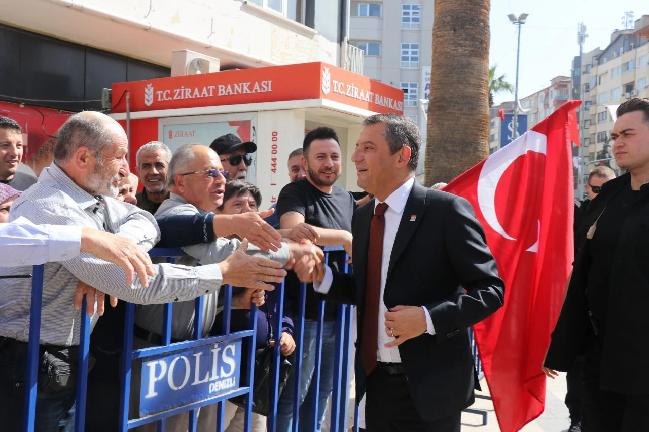 Özgür Özel sözünü tuttu: Belediyeye kırmızı motosiklet ile geldi - 1. Resim