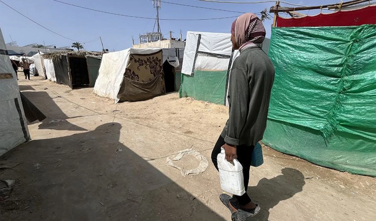 Savaşın gerçek yüzü! Ailesinin geçimi için çamaşır yıkıyor