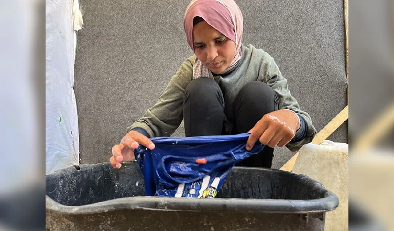 Savaşın gerçek yüzü! Ailesinin geçimi için çamaşır yıkıyor