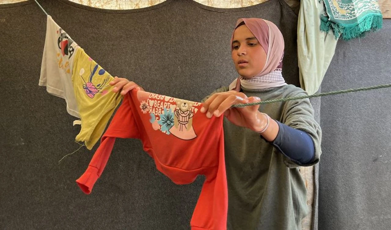 Savaşın gerçek yüzü! Ailesinin geçimi için çamaşır yıkıyor