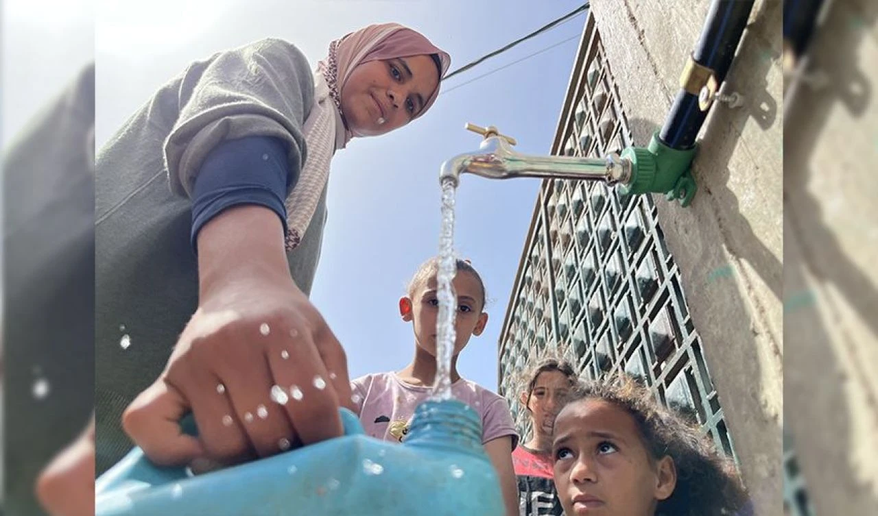 Savaşın gerçek yüzü! Ailesinin geçimi için çamaşır yıkıyor