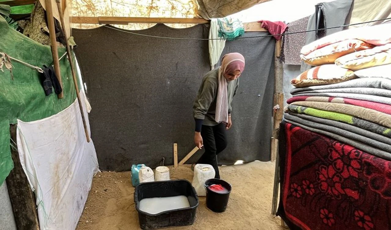 Savaşın gerçek yüzü! Ailesinin geçimi için çamaşır yıkıyor