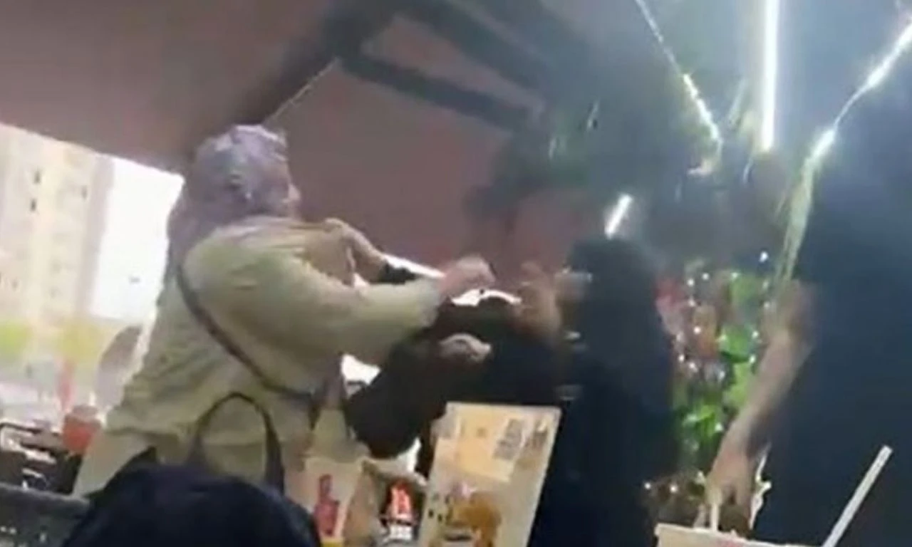 AVM'de 2 kadın birbirine girdi: O anlar kamerada - 1. Resim