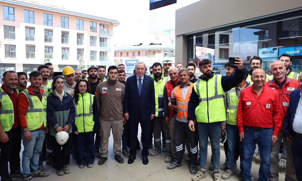 Cumhurbaşkanı Erdoğan'dan akaryakıt istasyonu çalışanlarına ziyaret - 1. Resim