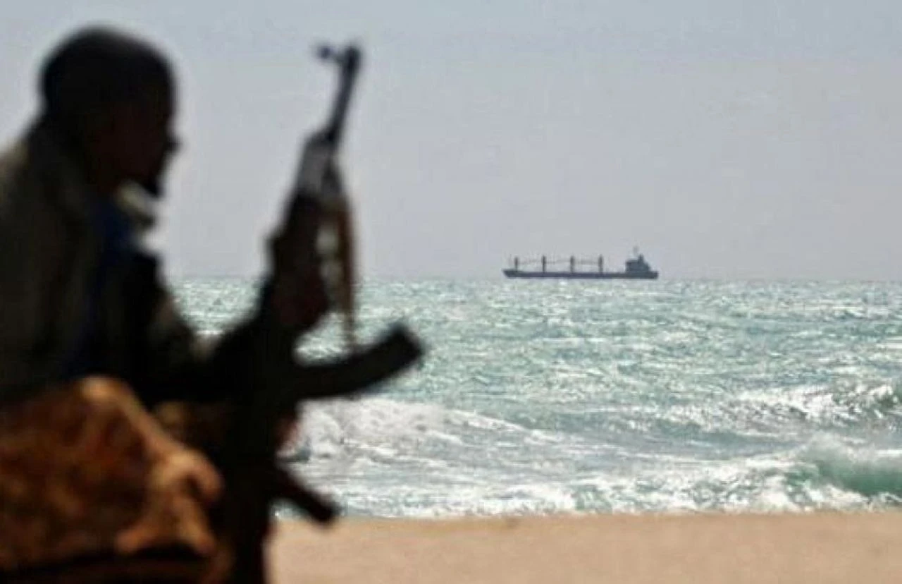 İngiltere'nin savaş gemisine saldırı! Bölgede tansiyon yeniden yükseldi, füzeler fırlatıldı - 1. Resim