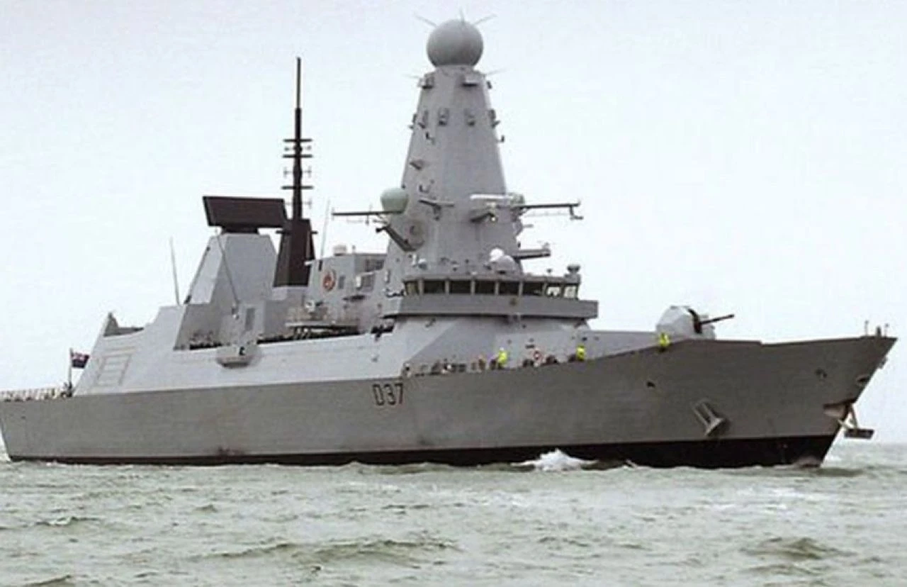 İngiltere'nin savaş gemisine saldırı! Bölgede tansiyon yeniden yükseldi, füzeler fırlatıldı - 2. Resim