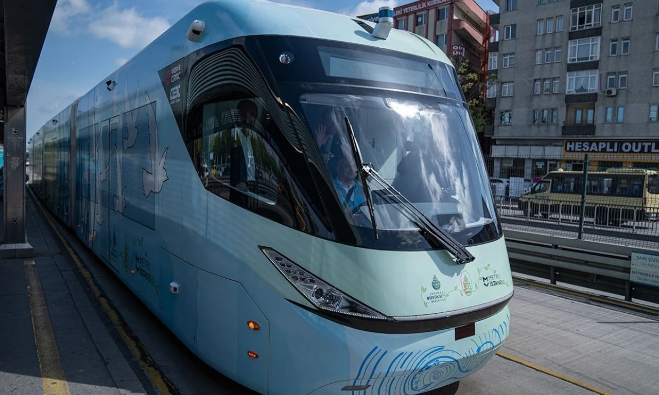 İstanbullulara elektrikli metrobüs! Ekrem İmamoğlu test sürüşüne katıldı