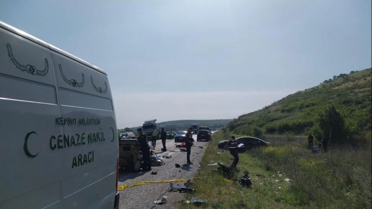 Otomobil ile tır çarpıştı: Anne ve oğlu hayatını kaybetti - 2. Resim