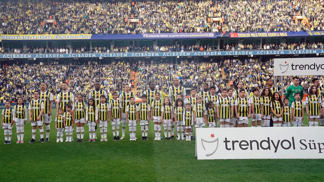 Son dakika! Fenerbahçe&#039;ye derbide sakatlık şoku! Milli futbolcu maça devam edemedi