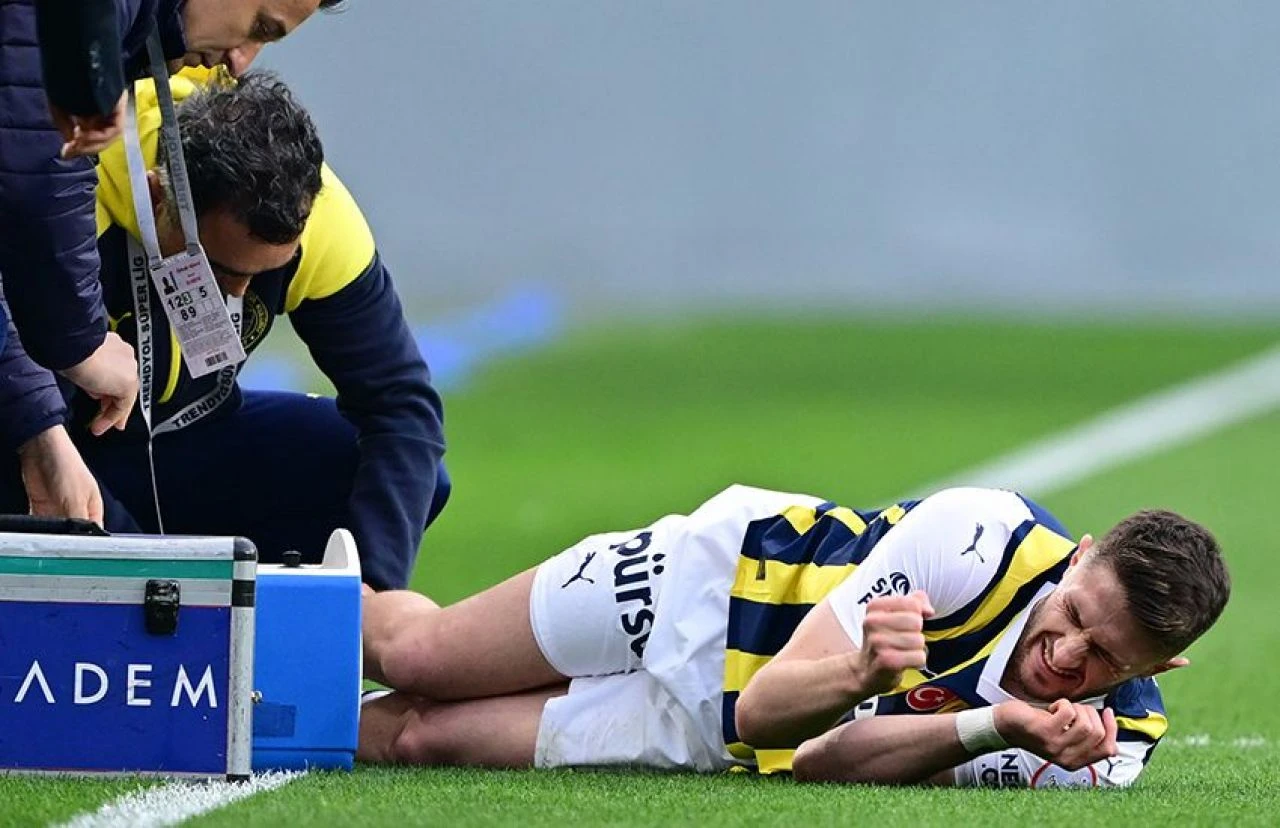 Son dakika! Fenerbahçe'ye derbide sakatlık şoku! Milli futbolcu maça devam edemedi - 1. Resim