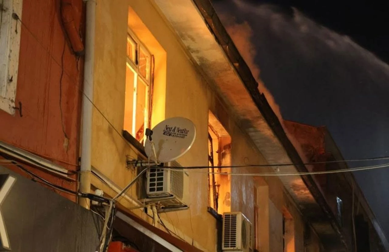 Tarihi Kemeraltı Çarşısı’nda yangın: 2 katlı tekstil deposu alevlere teslim!