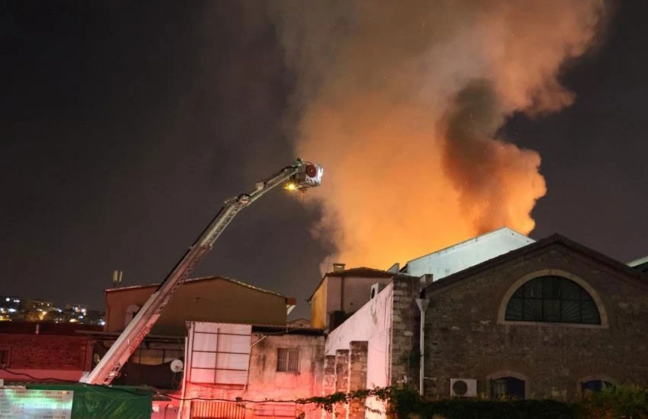 Tarihi Kemeraltı Çarşısı’nda yangın: 2 katlı tekstil deposu alevlere teslim!