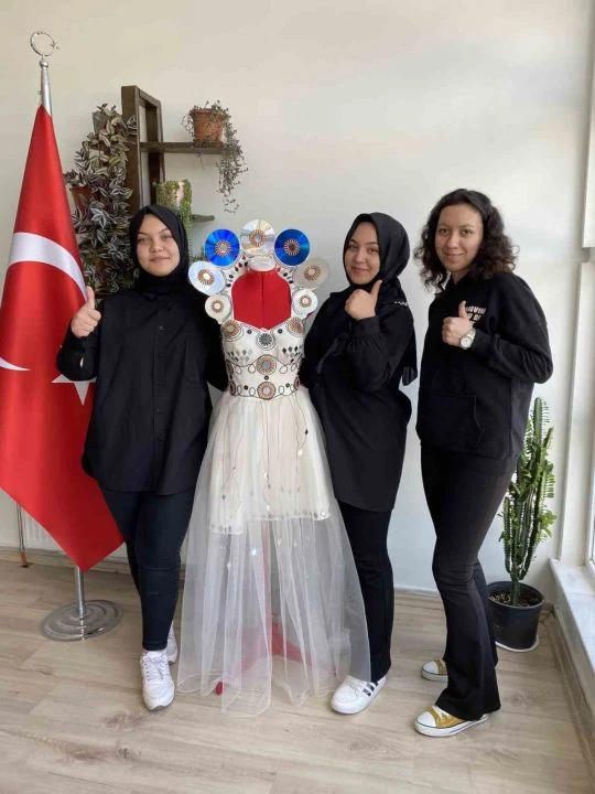 Teknoloji ve çevre bilincini harmanlayan Türk öğrenciler, atıklardan kıyafet geliştirdi - 3. Resim
