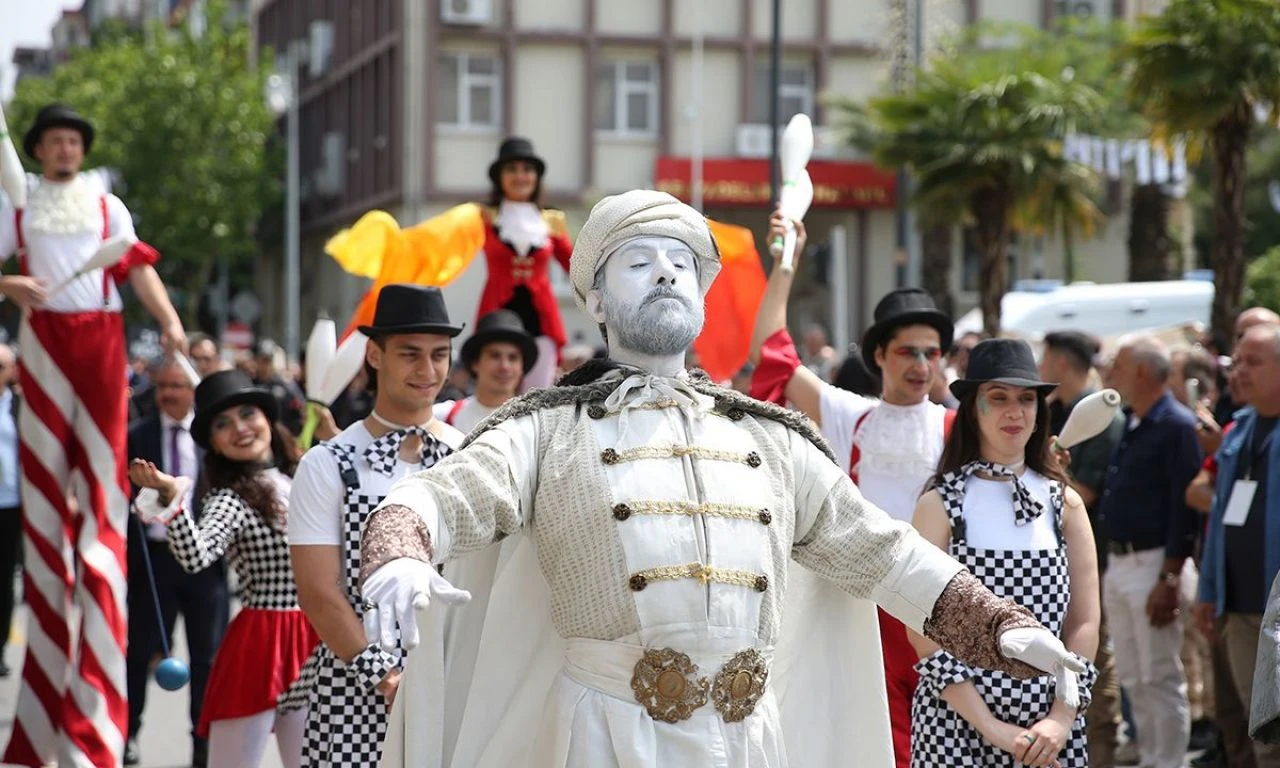CHP lideri Özgür Özel, mesir macunlarını halka saçtı
