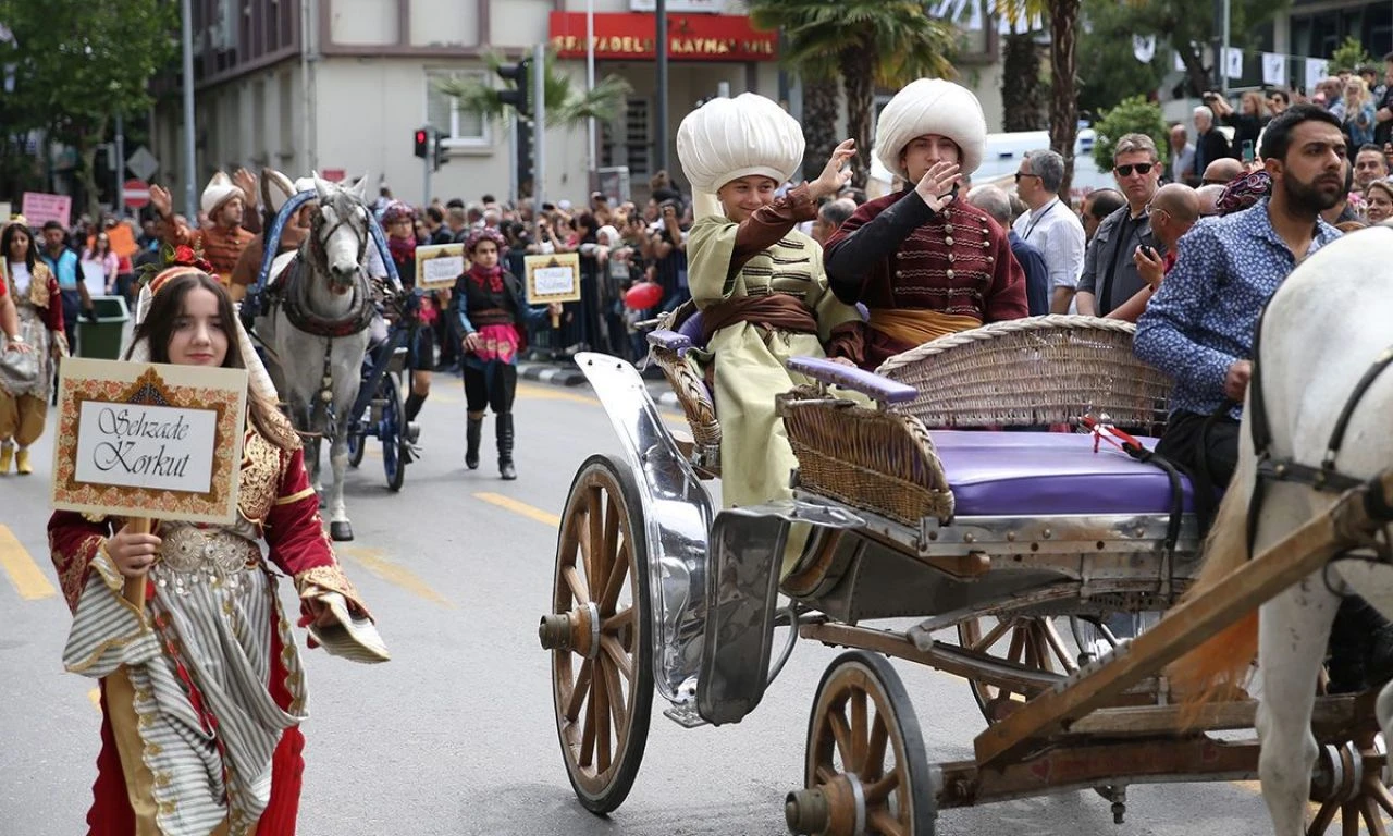CHP lideri Özgür Özel, mesir macunlarını halka saçtı