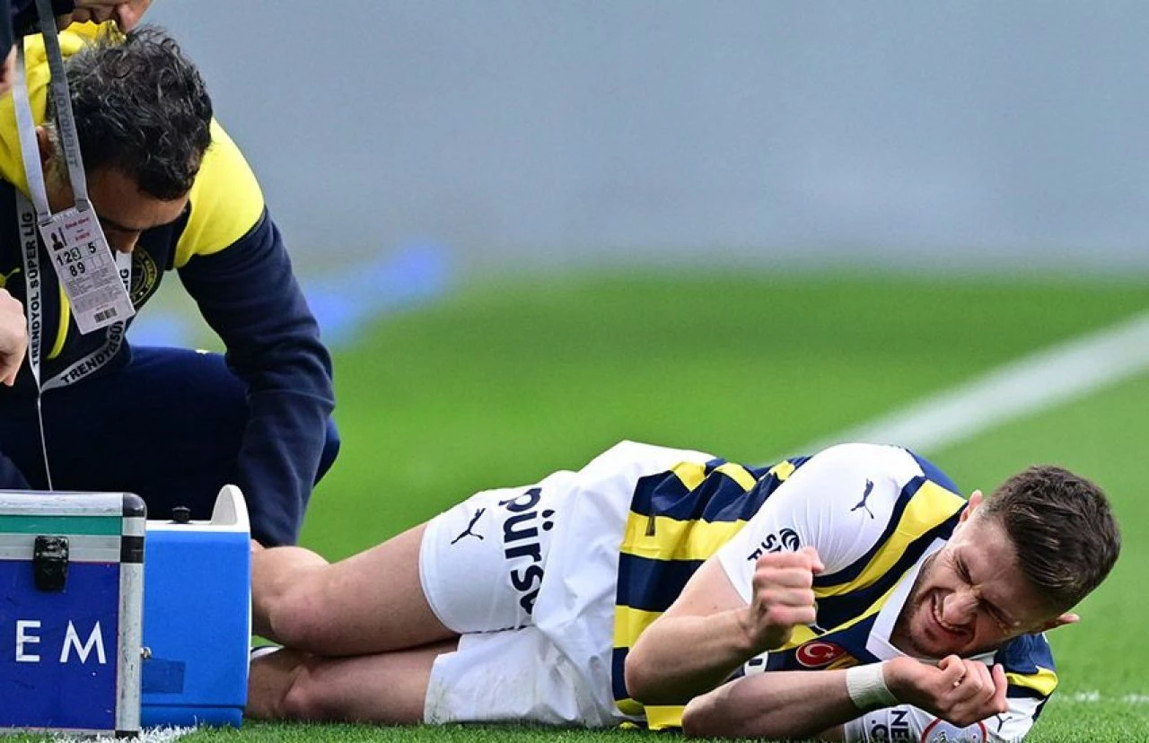 Fenerbahçe'ye kötü haber: İsmail Yüksek'in ayak bileği bağı koptu - 1. Resim