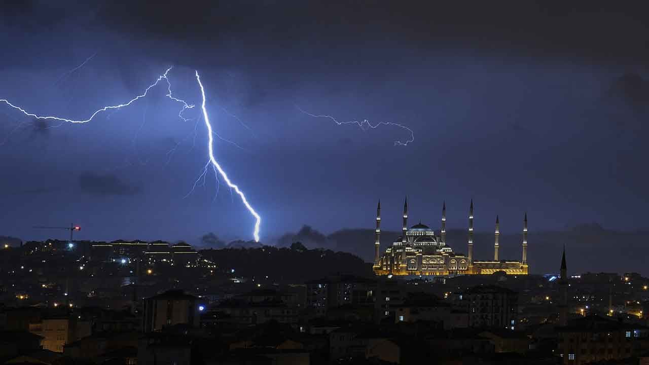 Gece bir anda gündüze döndü! Şimşekler İstanbul&#039;u böyle aydınlattı