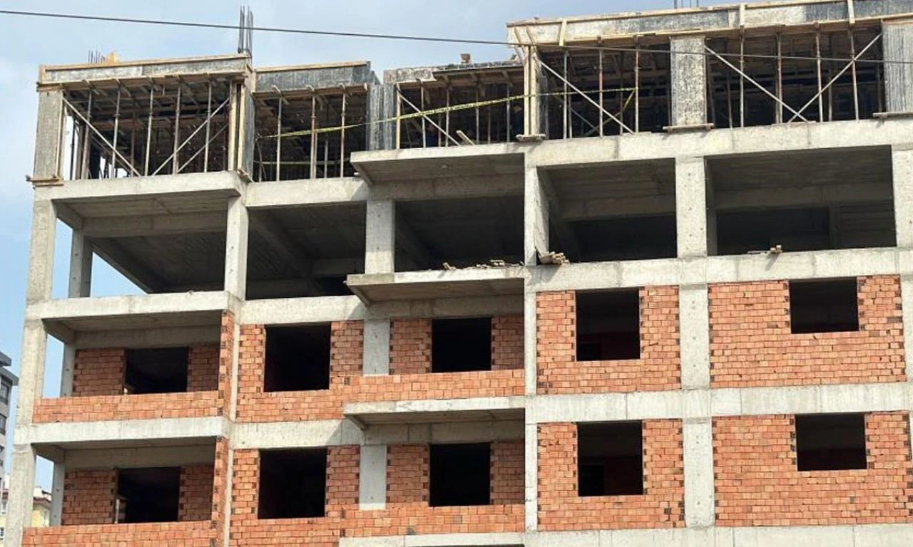 İnşaat işçisinin feci ölümü: 6’ncı kattan zemine çakıldı - 1. Resim