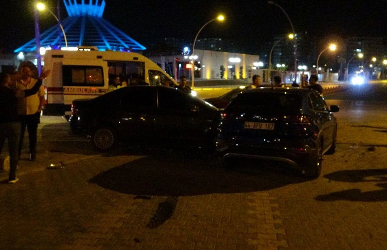 Malatya’da üç aracın karıştığı kazada ortalık savaş alanına döndü