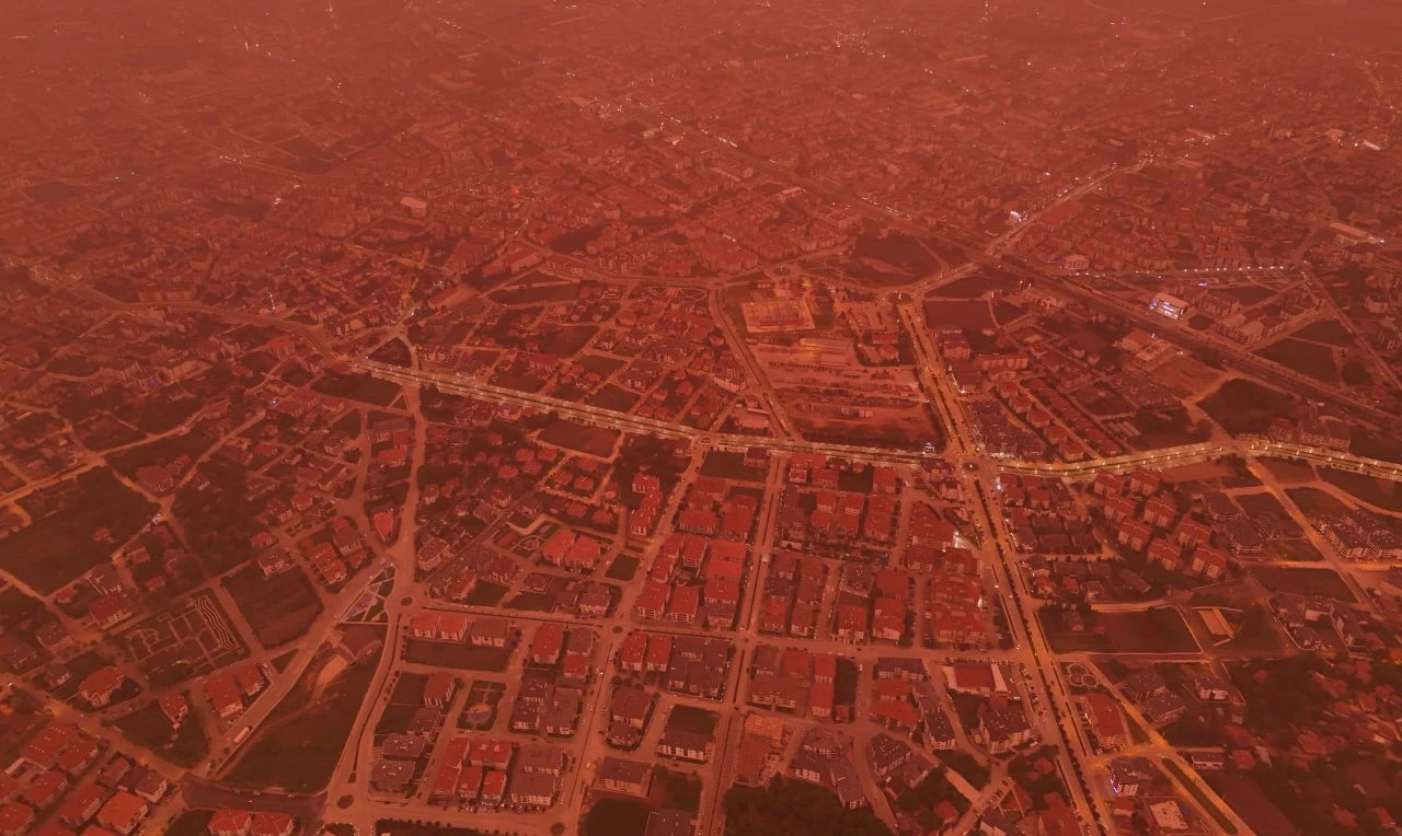 Tedirgin eden 'toz taşınımı' manzarası: Bolu’da gökyüzü kırmızı, mor ve sarıya döndü - 2. Resim