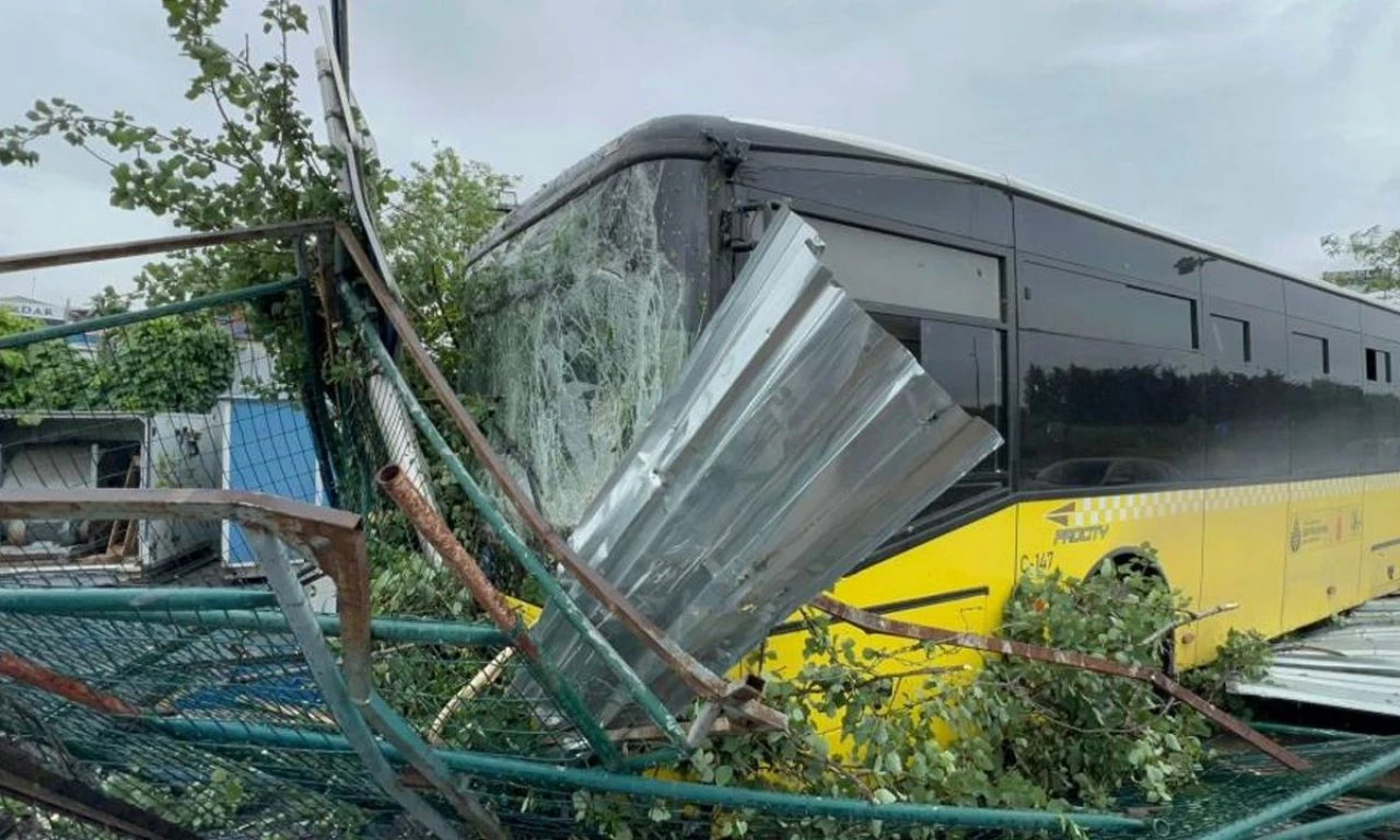 Yürekleri ağza getiren kaza! İETT otobüsü iş yerine daldı