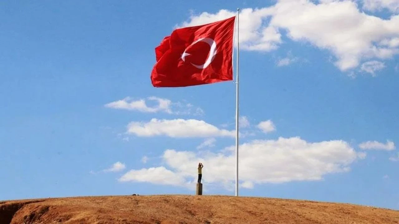 1 Mayıs Emek ve Dayanışma Günü'nde bayrak asılmaz