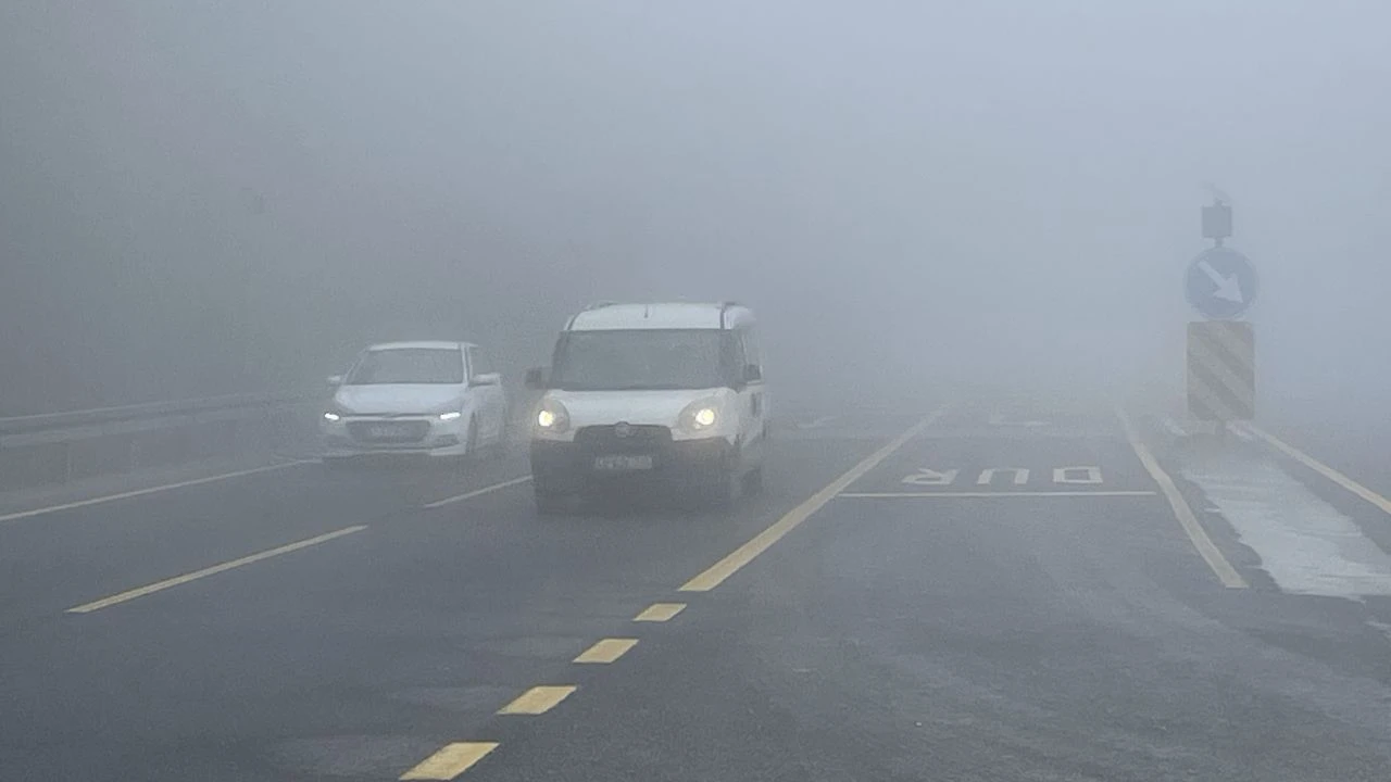 Bolu Dağı'nda sis ve sağanak! Görüş mesafesi 30 metreye kadar düştü...
