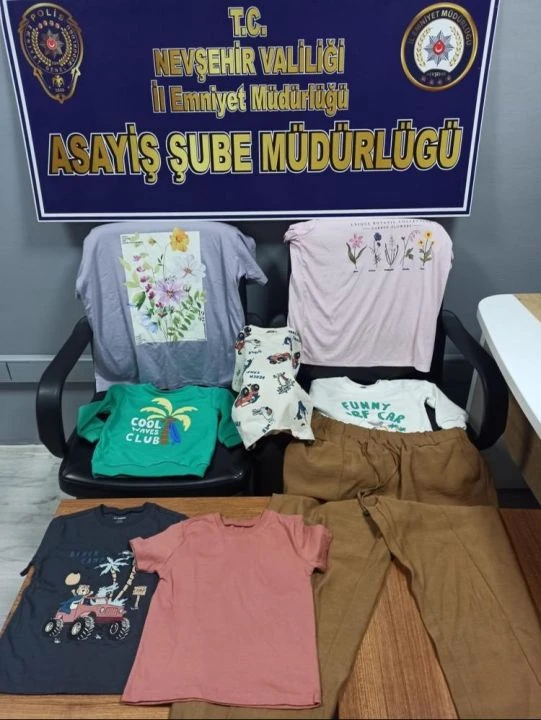 Hırsızı çaldığı ürünlerin alarmları ele verdi