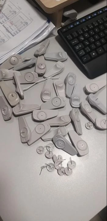 Hırsızı çaldığı ürünlerin alarmları ele verdi