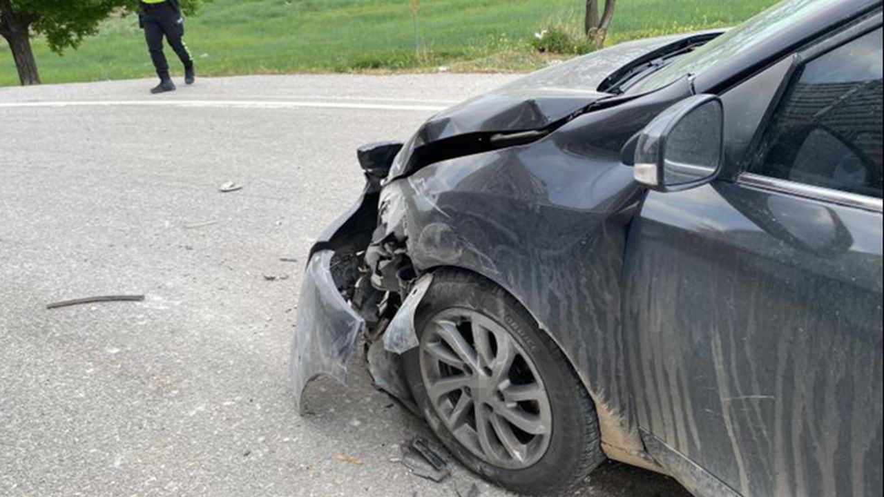 Konya’da otomobil &#039;U&#039; dönüşü yapan tıra çarptı: 1 yaralı