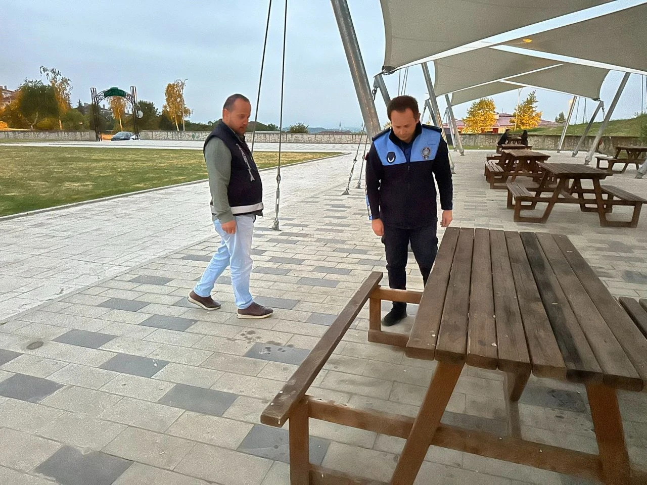 Tepki çeken görüntüler: Isınmak için belediyenin banklarını yaktılar