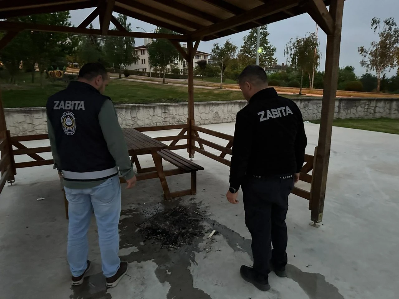 Tepki çeken görüntüler: Isınmak için belediyenin banklarını yaktılar