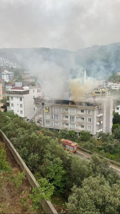 Yalova’da bir binanın çatı katında çıkan yangında 4 daire küle döndü - 1. Resim